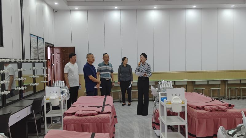 3yl6809永利官网张启宁老师热情讲解接待.jpg