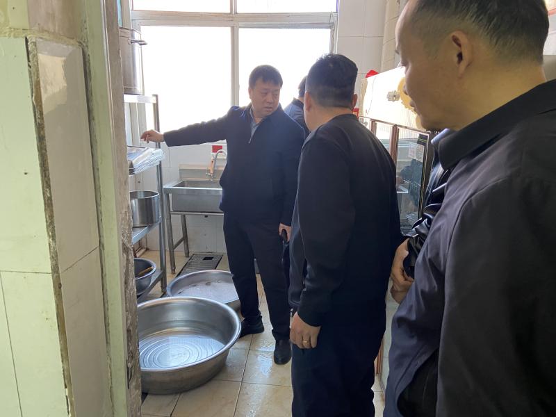 新郑市教育局成职教科领导莅临永利官网检查指导食堂及宿舍管理工作