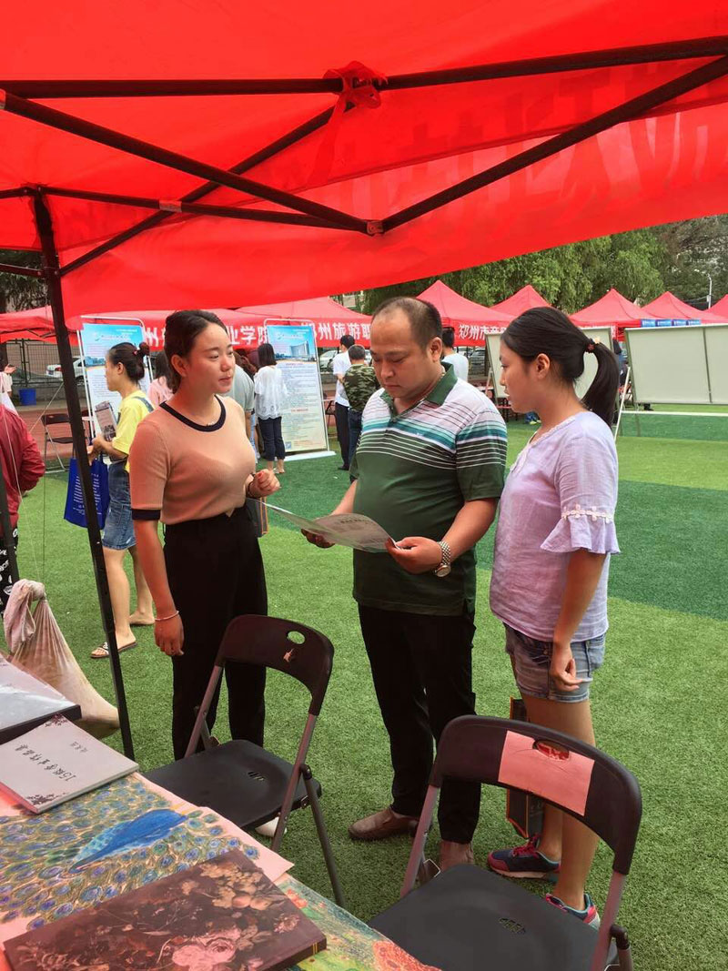 yl6809永利官网姜歌歌老师在给咨询学生和家长沟通